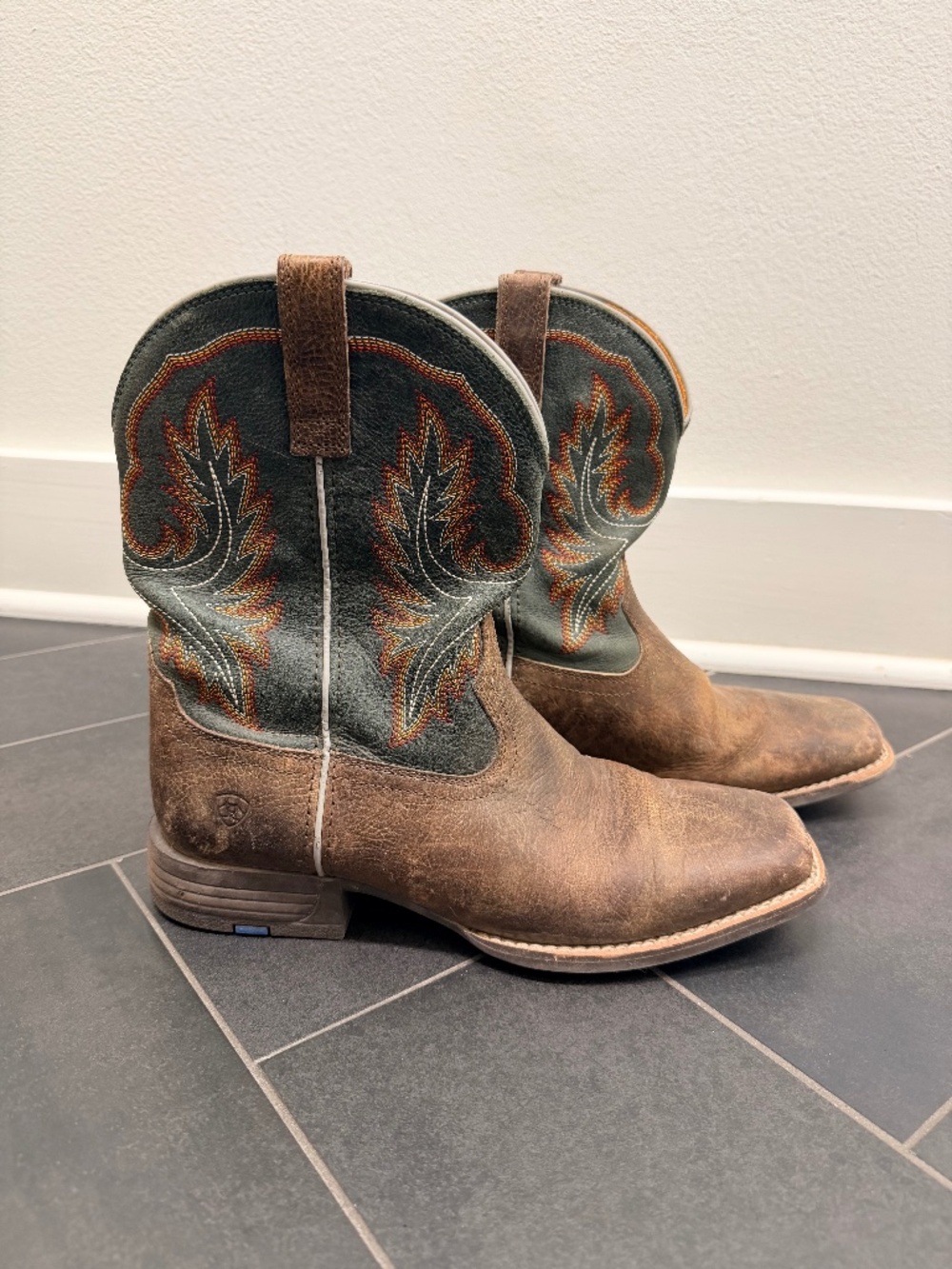 Boys Artiat Boots size 6